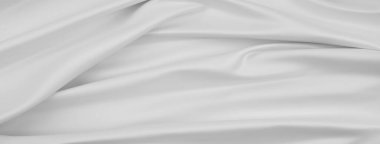 Dalgalanan beyaz ipek kumaş çizgilerinin yakınlaştırılması