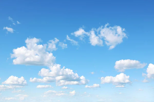 Nubes Blancas Esponjosas Cielo Azul — Foto de Stock