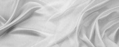 Dalgalanan beyaz ipek kumaş çizgilerinin yakınlaştırılması