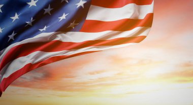 Parlak gökyüzünde Amerikan bayrağı