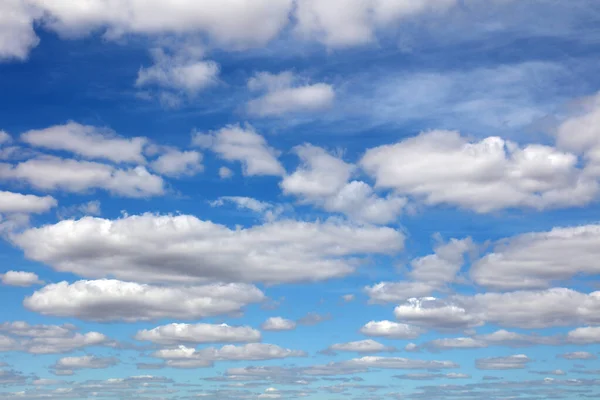 Fluffiga Vita Moln Blå Himmel — Stockfoto