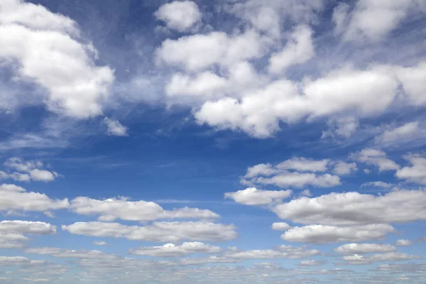 Φουντωτά Άσπρα Σύννεφα Έναν Γαλάζιο Ουρανό — Φωτογραφία Αρχείου