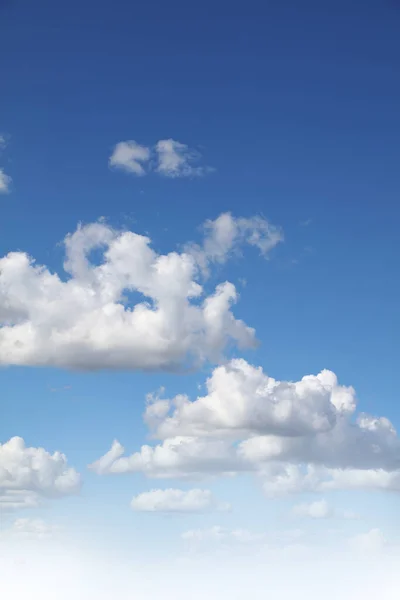 Nubes Blancas Esponjosas Cielo Azul — Foto de Stock