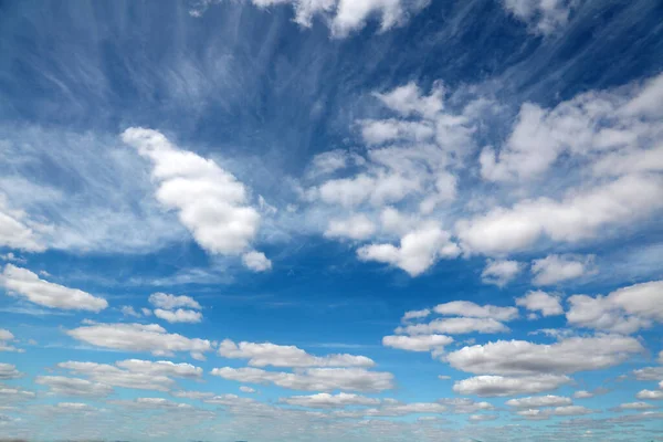 Nubes Blancas Esponjosas Cielo Azul —  Fotos de Stock