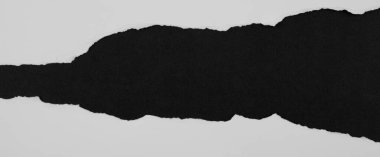 Siyah arkaplan üzerine yırtılmış kağıt