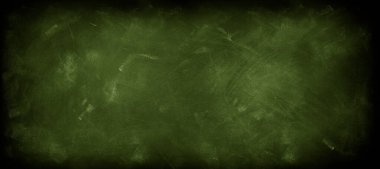 Yeşil karatahta arkaplanındaki tebeşir temizlendi