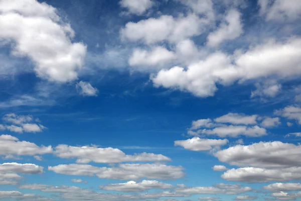 Φουντωτά Άσπρα Σύννεφα Έναν Γαλάζιο Ουρανό — Φωτογραφία Αρχείου