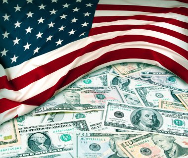 Amerikan bayrağı ve çeşitli Amerikan banknotları 