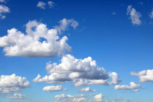 Pluizige Witte Wolken Een Blauwe Lucht — Stockfoto