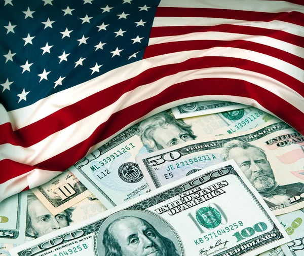 Amerikanische Flagge Und Verschiedene Amerikanische Banknoten — Stockfoto