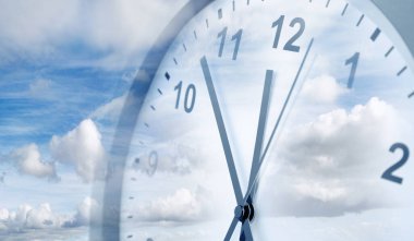 Mavi gökyüzündeki saat yüzlü. Zaman geçiyor.