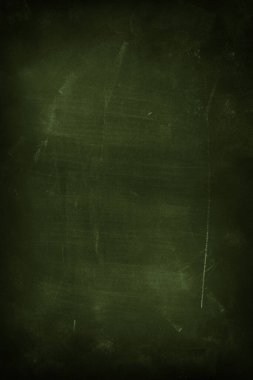 Yeşil karatahta arkaplanındaki tebeşir temizlendi