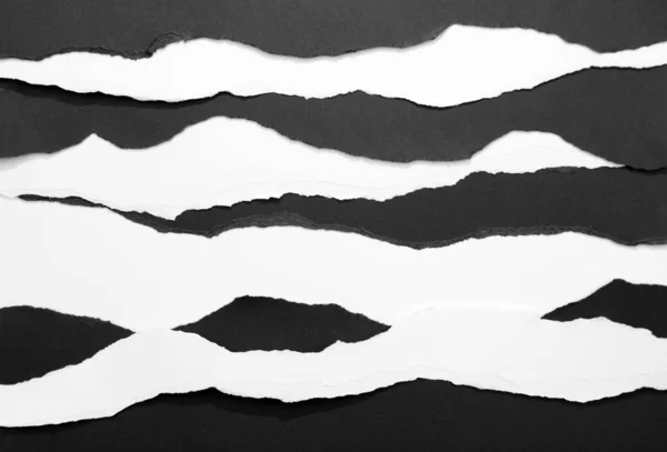 Siyah Üzerine Yırtılmış Beyaz Kağıt Kenarları — Stok fotoğraf