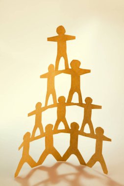 İnsan takım piramidi birbirini destekliyor