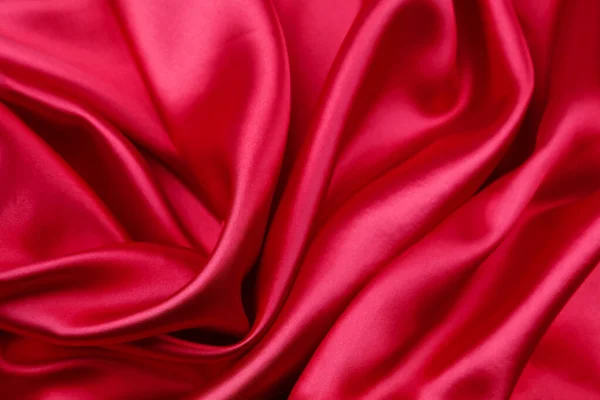 Zbliżenie Falistej Czerwonej Tkaniny Jedwabnej — Zdjęcie stockowe