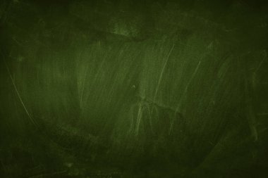 Yeşil karatahta arkaplanındaki tebeşir temizlendi