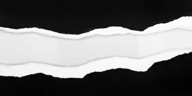 Düz arkaplanda yırtılmış siyah kağıt, kopyalamak için boşluk