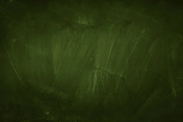 チョークは緑の黒板の背景にこすりつけた — ストック写真