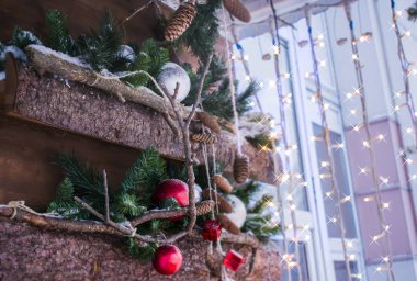 Sokakta yılbaşı süslemeleri