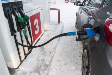 Araba benzin hortumu ile yakıt ikmali