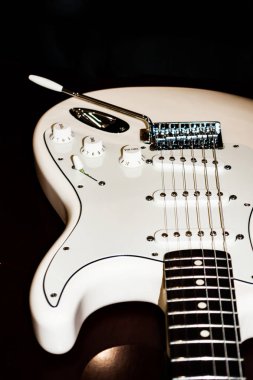 Elektro gitar boyun ve yan güverte beyaz