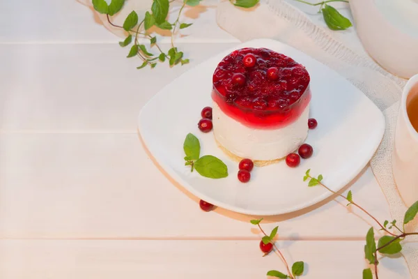 Quark Joghurt Dessert Mit Preiselbeergelee Preiselbeeren Auf Einem Teller Auf — Stockfoto