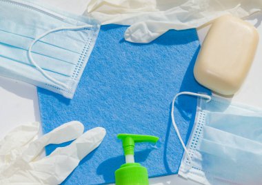 Tıbbi maske, lastik eldiven, sabun, peçete, grip ve diğer viral hastalıklardan korunmak için dezenfektan. Hastalık salgınları sırasındaki dezenfeksiyon teması. Coronavirüs,