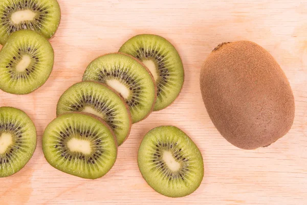 Kiwi encontra-se em um fundo de madeira — Fotografia de Stock