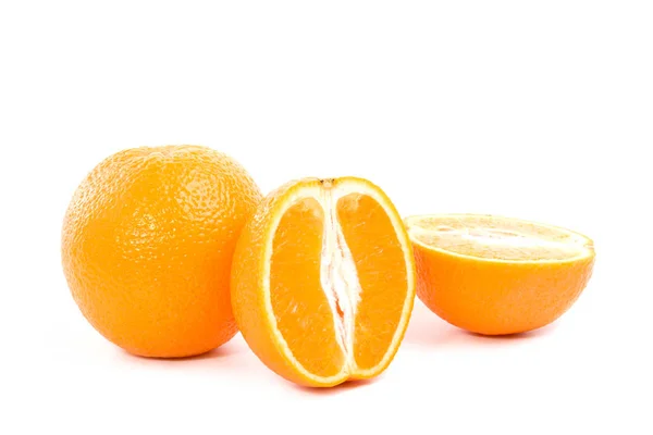 하얀 배경의 신선 한 오렌지 — 스톡 사진