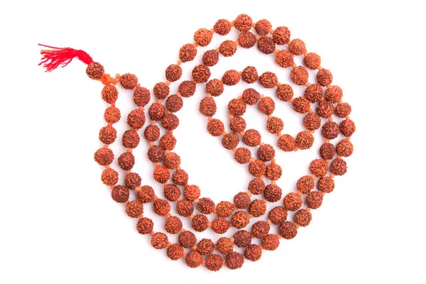 APA mala. Bidparels gemaakt uit de zaden van de boom rudraksha. Geïsoleerd op witte achtergrond. — Stockfoto