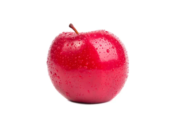 Rødt eple på hvit bakgrunn med vanndråper på overflaten – stockfoto