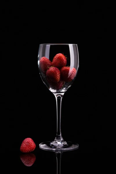 Erdbeeren im Glas Wein — Stockfoto