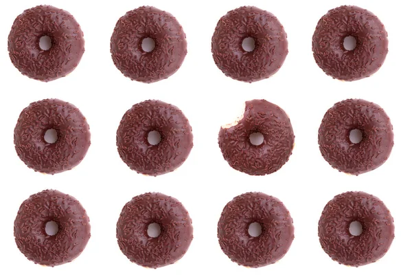 Montes de donuts de chocolate. Fundo branco — Fotografia de Stock