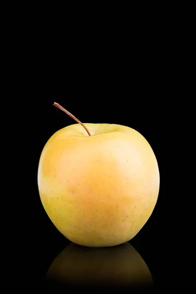 Grüner Apfel auf schwarzem Hintergrund — Stockfoto