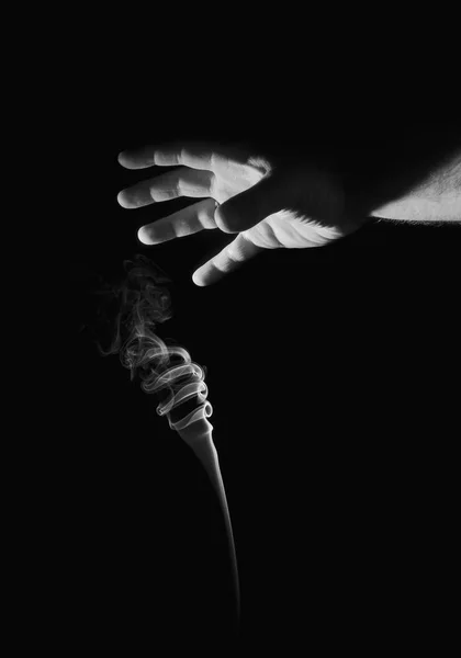 Rauch und Hand auf schwarzem Hintergrund — Stockfoto