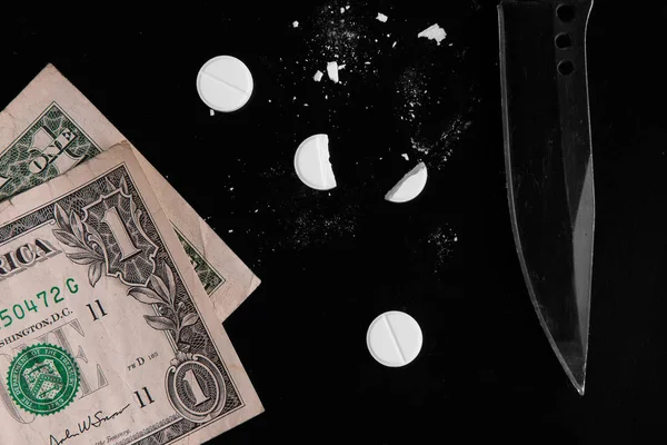Наркотики і гроші розкидані на чорному тлі — стокове фото