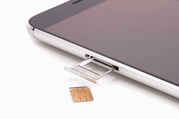 Ter vervanging van de SIM-kaart in de telefoon — Stockfoto
