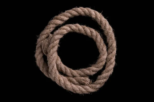 Corda grossa em um fundo preto. Corda marítima — Fotografia de Stock