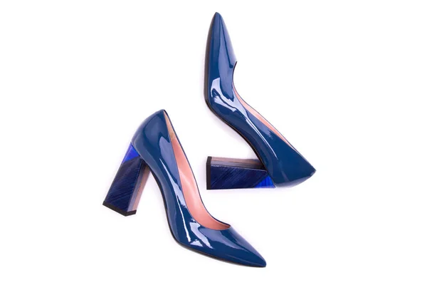Zapatos de charol azul en el talón . —  Fotos de Stock