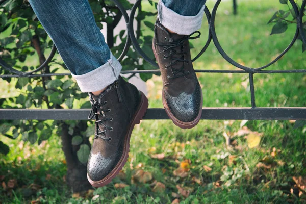 Chodzenie w butach na zielonej trawie — Zdjęcie stockowe