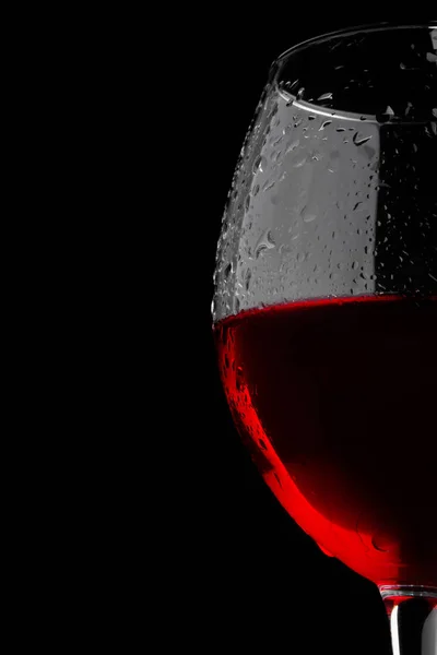 Ein Glas Wein auf schwarzem Hintergrund — Stockfoto