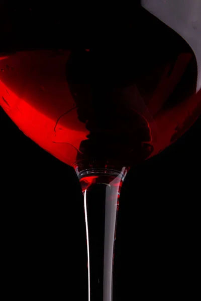 Ein Glas Wein auf schwarzem Hintergrund — Stockfoto