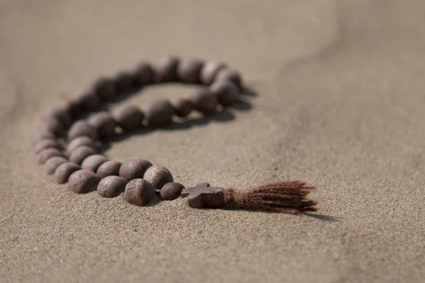 Sebuah salib kayu terletak di pasir — Stok Foto