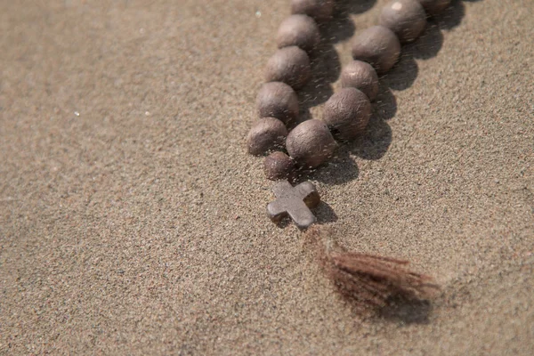 Дерев'яний хрест лежить на піску — стокове фото