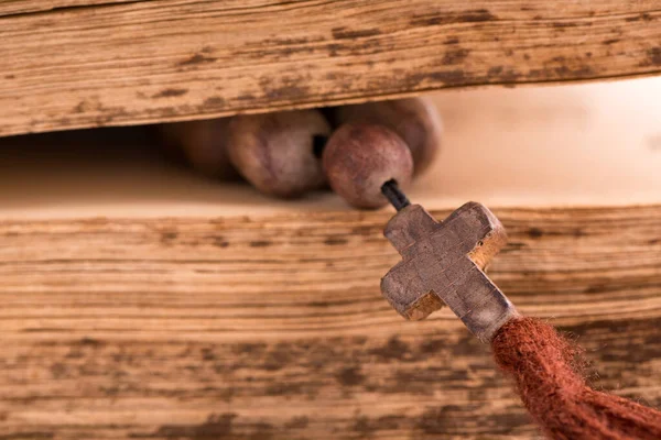 Primeros planos de la Biblia y del rosario de la iglesia . —  Fotos de Stock