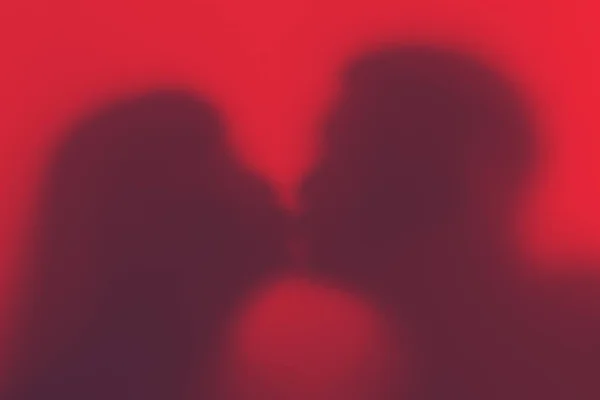 Silhouette di una coppia amorevole durante un bacio. Silhouette di amante — Foto Stock