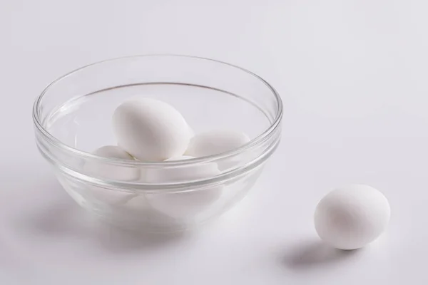 Bodegón de huevos blancos crudos. Huevos en la mesa de cocina . — Foto de Stock