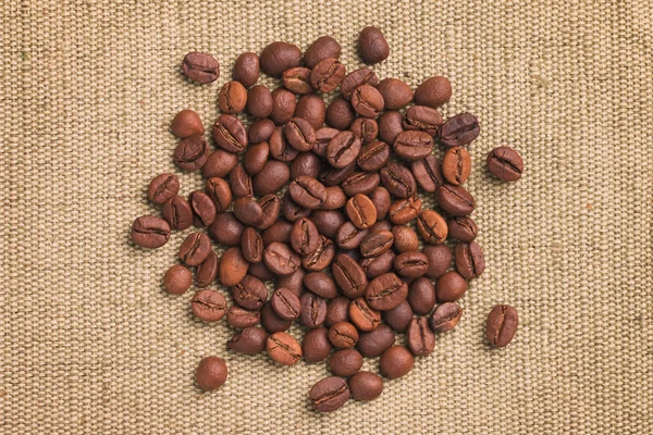 Un tas de grains de café sur un chiffon baggy — Photo