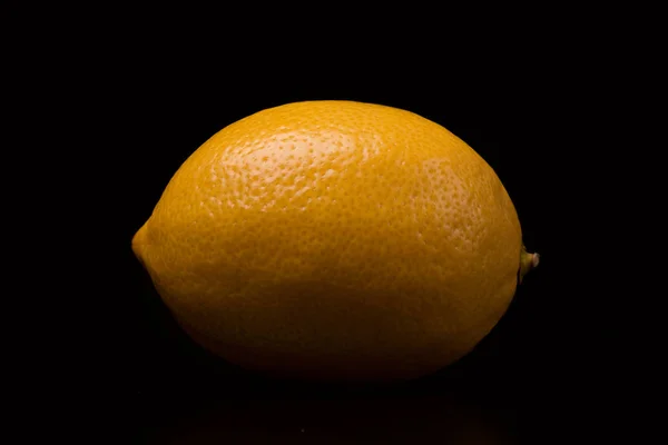 Спелый лимон на черном фоне — стоковое фото