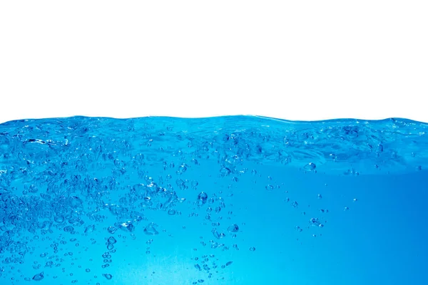 Голубая вода с пузырьками воздуха на белом фоне — стоковое фото